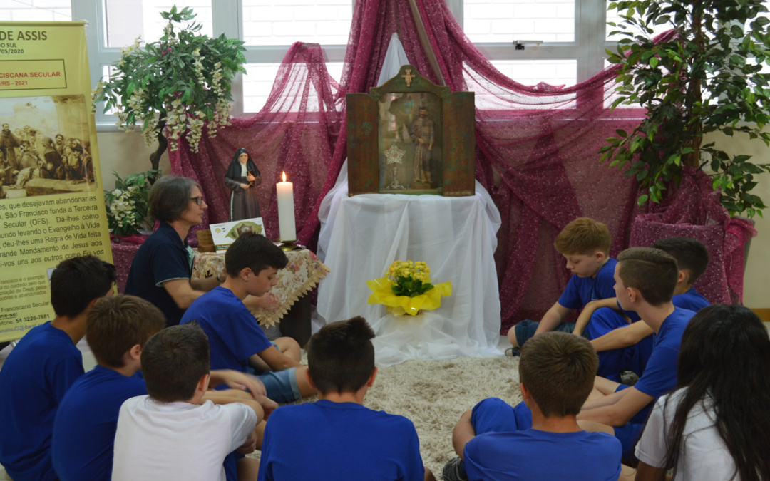 Colégio recebe a visita da relíquia de São Francisco de Assis